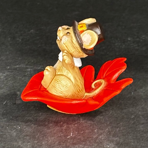Vintage Hallmark Merry Miniatures Thanksgiving Pilgrim Mouse on Orange Leaf 1982 - Picture 2 of 9